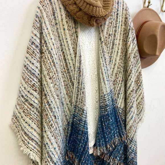 Beautiful boucle style poncho/shawl one size - Picture 5 of 5